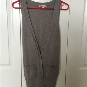 Forever 21 grey sleeveless cardigan